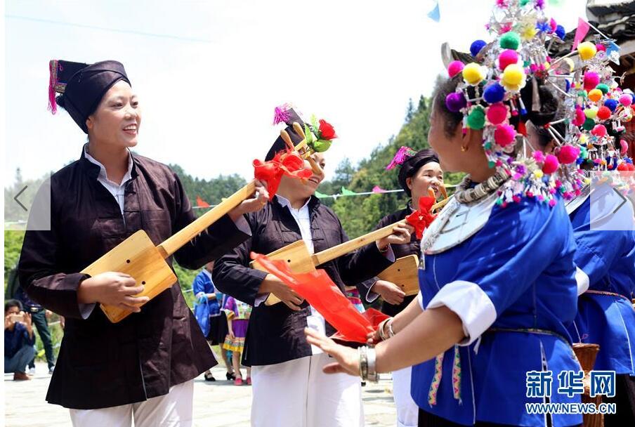 三江侗族自治县林溪镇林溪村少数民族同胞表演民族歌舞