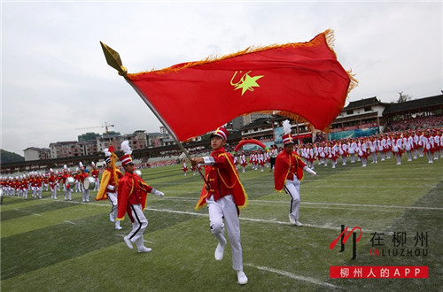 “我们是共产主义接班人……”融水少先队员欢聚一堂，满眼尽是中国红