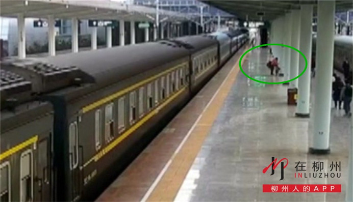 一位日本旅客在柳州站丢了行李 可他没想到的是……